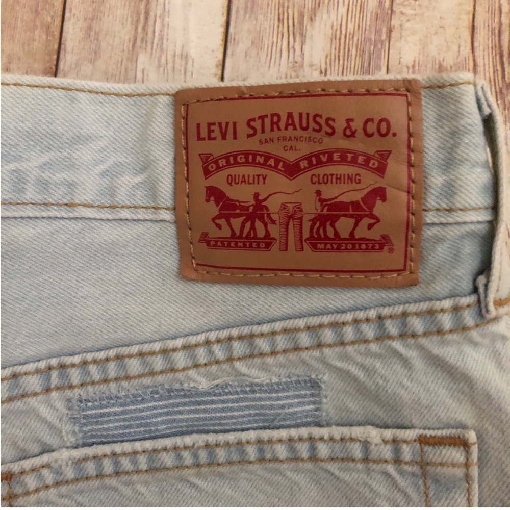 Levi’s High Rise Patch Distressed Shorts - Picture 2 of 6